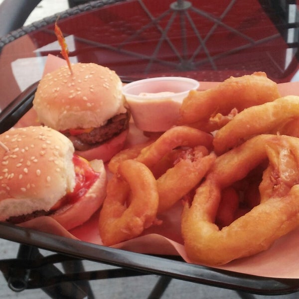 Снимок сделан в Burger Stomper Gourmet Burger &amp; Milkshake Bar пользователем Jasper I. 8/2/2013