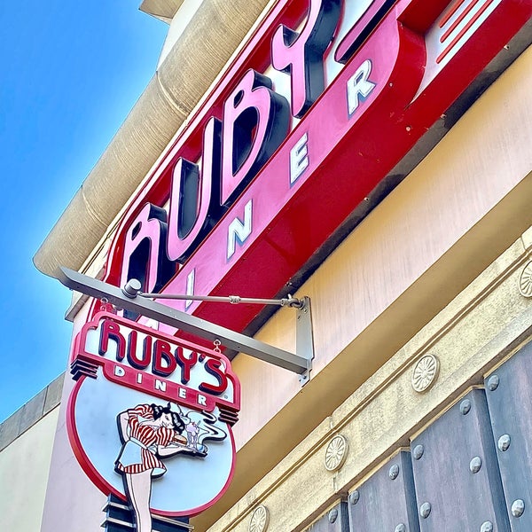 Photo taken at Ruby&#39;s Diner by Rahaf on 7/29/2022