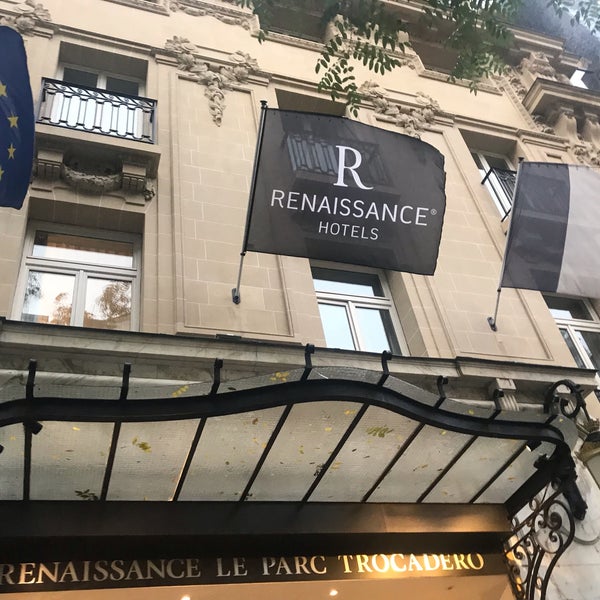 Foto diambil di Renaissance Paris Le Parc Trocadero Hotel oleh Elizabeth T. pada 11/12/2018