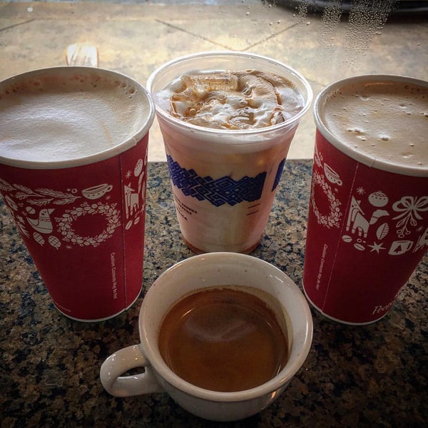 Foto tomada en Peet&#39;s Coffee &amp; Tea  por Lotusstone el 12/5/2015