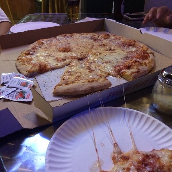 Das Foto wurde bei Joey Brooklyn&#39;s Famous Pizza von Steven D. am 12/8/2013 aufgenommen