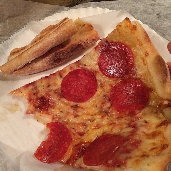 Foto tomada en Joey Brooklyn&#39;s Famous Pizza  por Steven D. el 5/18/2014