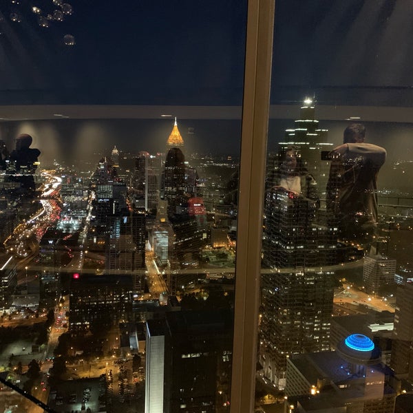 Photo taken at Sun Dial Restaurant, Bar &amp; View by Drake A. on 11/10/2018