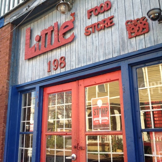 Foto diambil di Little&#39;s Food Store oleh Isaiah S. pada 10/30/2011