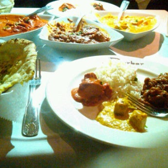 8/14/2011 tarihinde Bethany T.ziyaretçi tarafından Darbar Fine Indian Cuisine'de çekilen fotoğraf