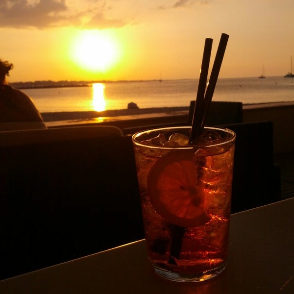 Бар закат. Мальдивы бунгало пирс. Вечеринка на пляже ночью. Бар закат. Ресторан на берегу.