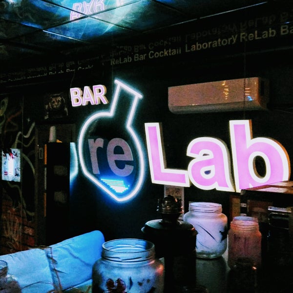 Foto tomada en ReLab Cocktail Bar  por Alexander A. el 6/8/2017