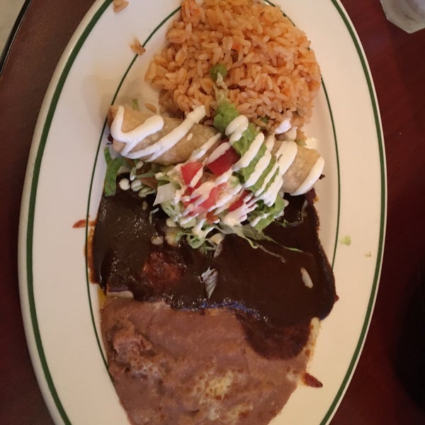รูปภาพถ่ายที่ Luchita&#39;s Mexican Restaurant โดย Susan P. เมื่อ 12/12/2015