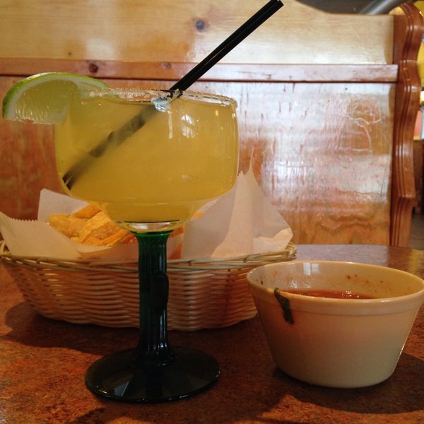 Снимок сделан в Cinco De Mayo Mexican Restaurant пользователем Hayden O. 1/31/2014