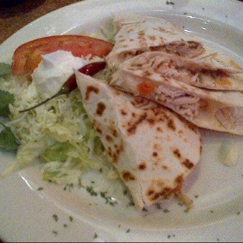 Foto diambil di La Parrilla Mexican Restaurant oleh Chelsie T. pada 2/19/2013