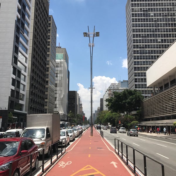 รูปภาพถ่ายที่ Avenida Paulista โดย Rodrigo S. เมื่อ 2/16/2017