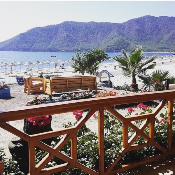 Das Foto wurde bei Sinemis Hotel Beach &amp; Restaurant von gürkan e. am 5/16/2019 aufgenommen