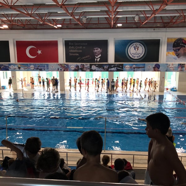 Foto tirada no(a) Burhan Felek | Yüzme Havuzu por Cemalettin N. em 7/2/2017