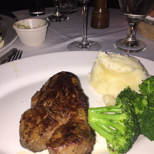 2/27/2015 tarihinde Stephanie T.ziyaretçi tarafından Empire Steak House'de çekilen fotoğraf