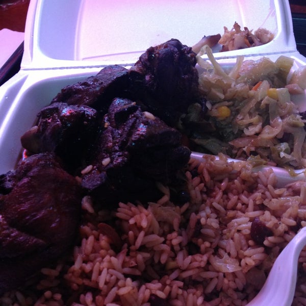 Foto scattata a Golden Krust Caribbean Restaurant da LaDawn E. il 12/30/2012