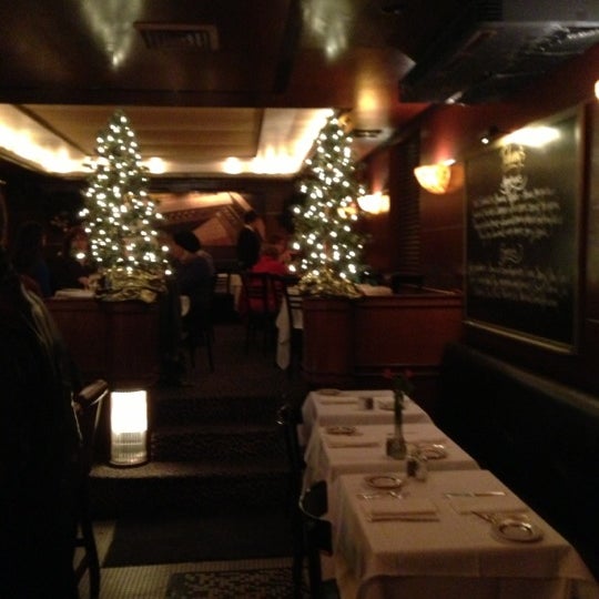 12/14/2012 tarihinde Le Ricain en Ohioziyaretçi tarafından Johnny&#39;s Bar on Fulton'de çekilen fotoğraf
