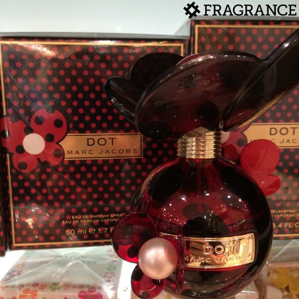 O perfume DOT de Marc Jacobs é referência quanto o assunto é elegância! Se você quer borrifar charme em sua própia pele... Venha na Fragrance Perfumaria!
