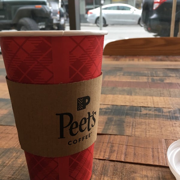 รูปภาพถ่ายที่ Peet&#39;s Coffee &amp; Tea โดย melissa t. เมื่อ 12/27/2017
