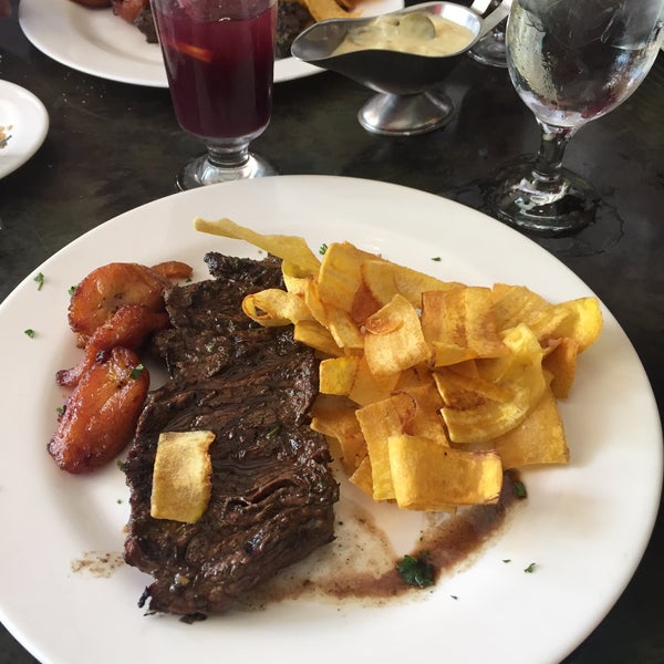Das Foto wurde bei El Novillo Restaurant von Consuelo🦋 am 9/10/2015 aufgenommen