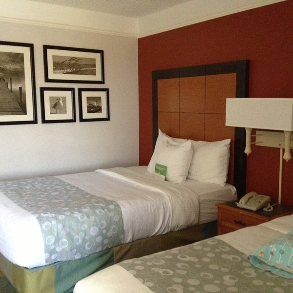 4/23/2013 tarihinde Consuelo🦋ziyaretçi tarafından La Quinta Inn &amp; Suites Jacksonville Butler Blvd'de çekilen fotoğraf