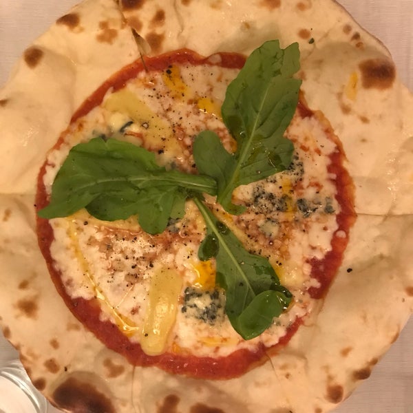 4 peynirli pizzadaki peynirler kaliteli ve lezzetliydi fakat pestolu beş peynir dolgulu tortellininin sosunda pesto tadı yok gibiydi, hayal kırıklığı oldu.