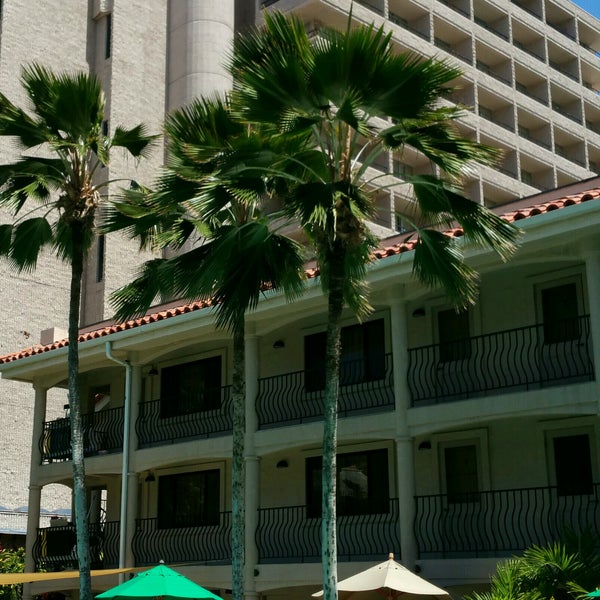 Снимок сделан в Waikiki Sand Villa Hotel пользователем Ken G. 8/29/2016