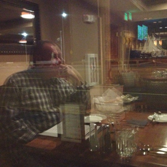 รูปภาพถ่ายที่ Breakers Restaurant &amp; Bar โดย Brian D. เมื่อ 11/11/2012