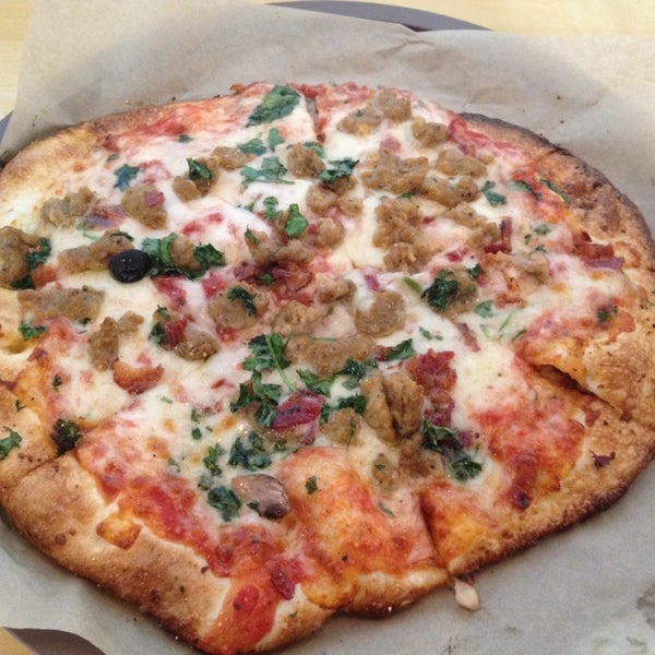 รูปภาพถ่ายที่ Pieology Pizzeria โดย James O. เมื่อ 11/22/2013