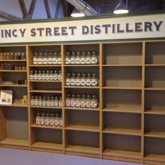 Photo prise au Quincy Street Distillery par Derrick M. le11/4/2012