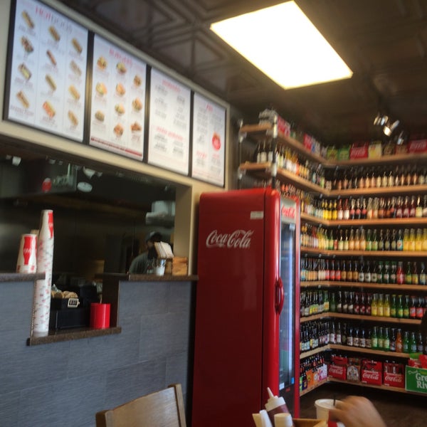 4/29/2015에 Derrick M.님이 The Hot Dog &amp; Burger Co에서 찍은 사진