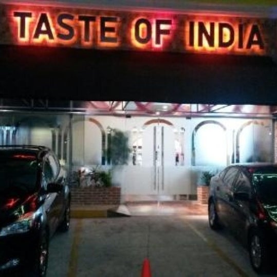 Photo taken at Taste of India by Ana Cristina M. on 9/12/2014