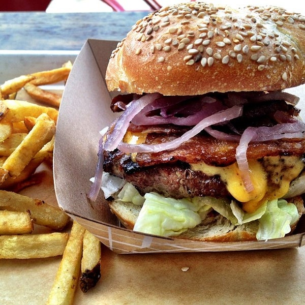 รูปภาพถ่ายที่ Victory Burger โดย Savor O. เมื่อ 3/22/2014
