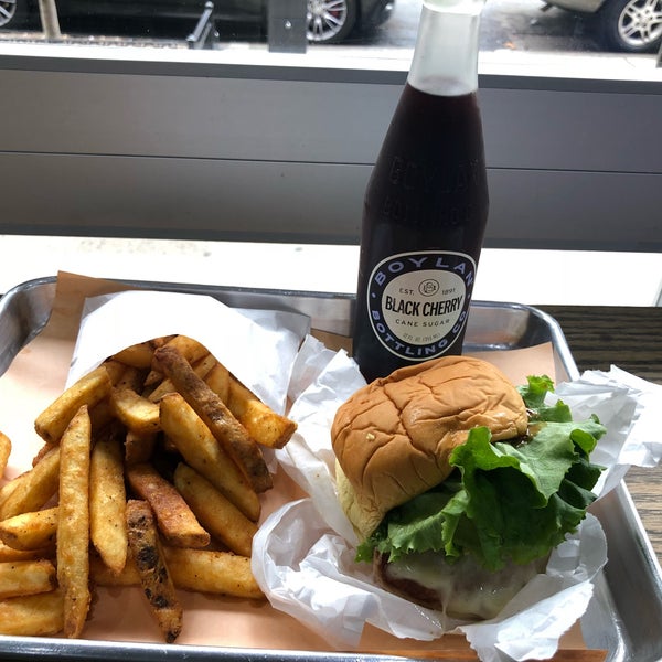 Foto scattata a Burger Heights da Nando il 5/31/2018