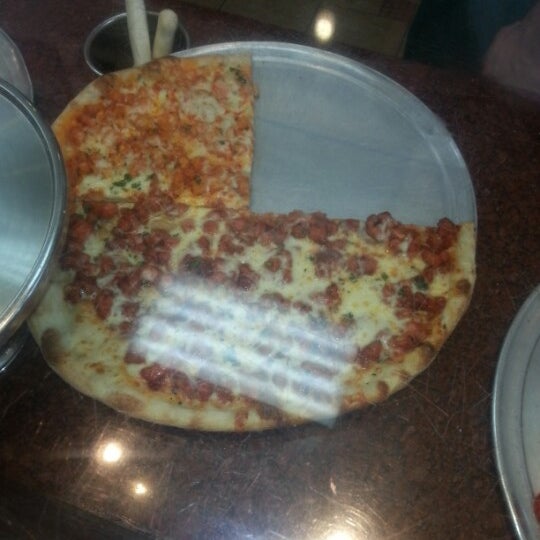 Foto diambil di Mama Theresa&#39;s Pizzeria &amp; Restaurant oleh Vic D. pada 11/3/2012
