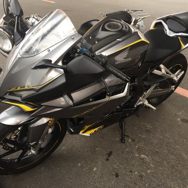 Fotos En レッドバロン広島本店 Tienda De Motos En 広島市