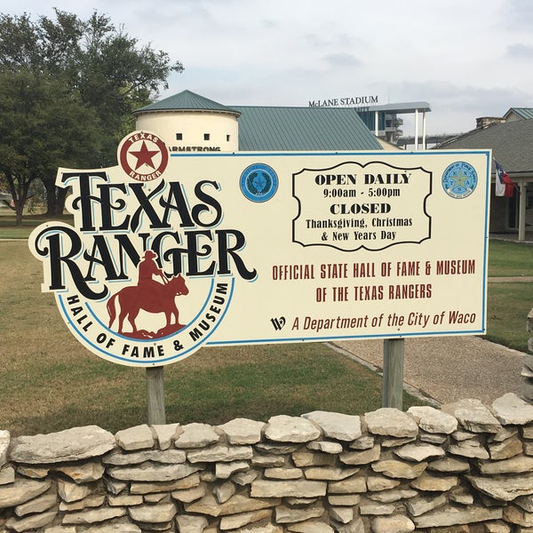 Das Foto wurde bei Texas Ranger Hall of Fame and Museum von GreatStoneFace A. am 11/13/2017 aufgenommen