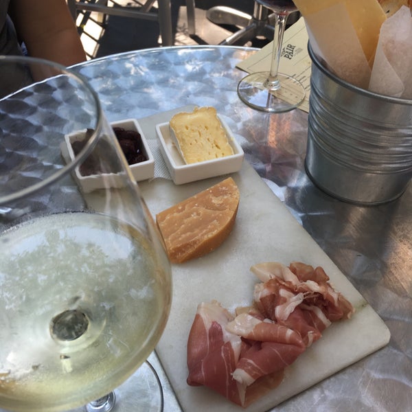 6/19/2016 tarihinde Chelsea F.ziyaretçi tarafından Pair Wine &amp; Cheese'de çekilen fotoğraf