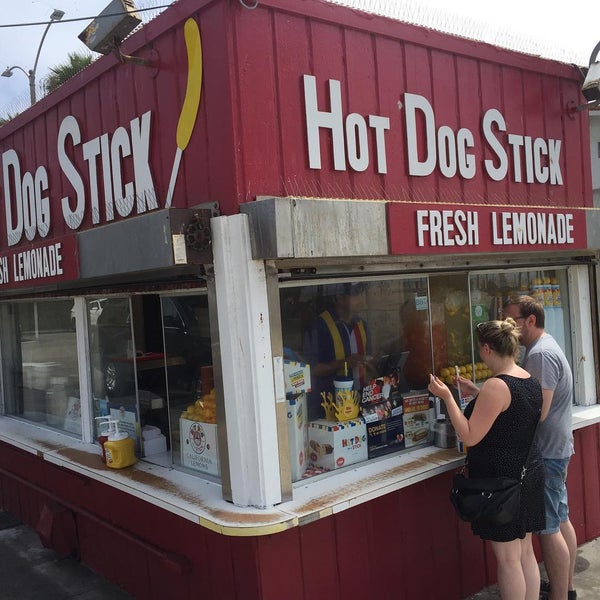 รูปภาพถ่ายที่ Hot Dog on a Stick โดย David N. เมื่อ 8/25/2015