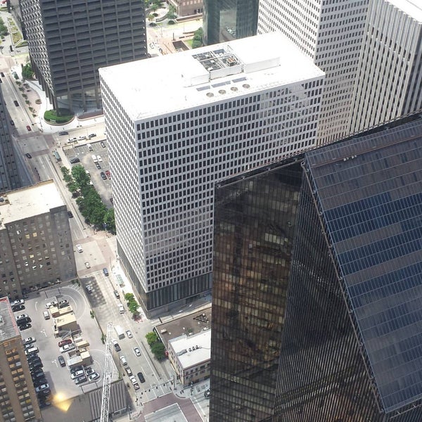 Das Foto wurde bei JPMorgan Chase Tower von Teddy H. am 9/1/2015 aufgenommen