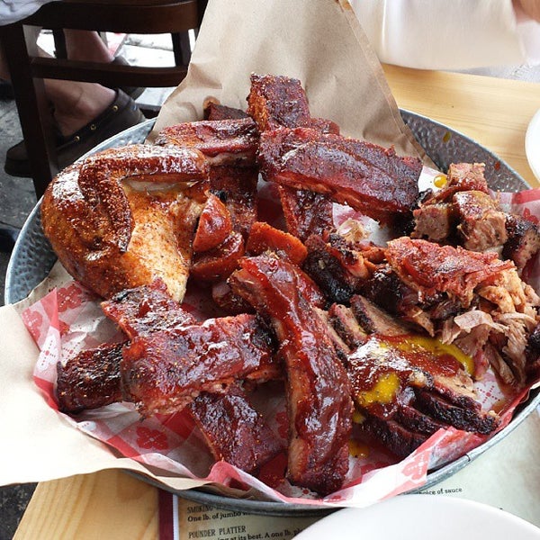 Foto tomada en Sweet Baby Ray&#39;s Smokehouse Bourbon &amp; Beer  por The Local Tourist el 8/8/2013