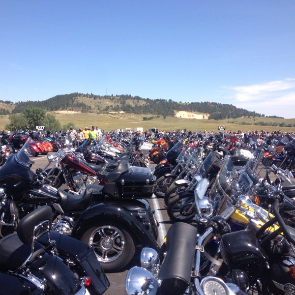 รูปภาพถ่ายที่ Black Hills Harley-Davidson โดย Amber B. เมื่อ 8/4/2013