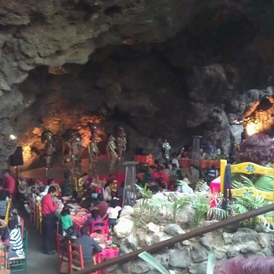 รูปภาพถ่ายที่ La Gruta Teotihuacan โดย Jardzy E. เมื่อ 2/24/2013