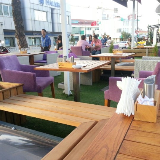 รูปภาพถ่ายที่ Ora Steak &amp; Burgers โดย Oğuz Ş. เมื่อ 9/16/2012