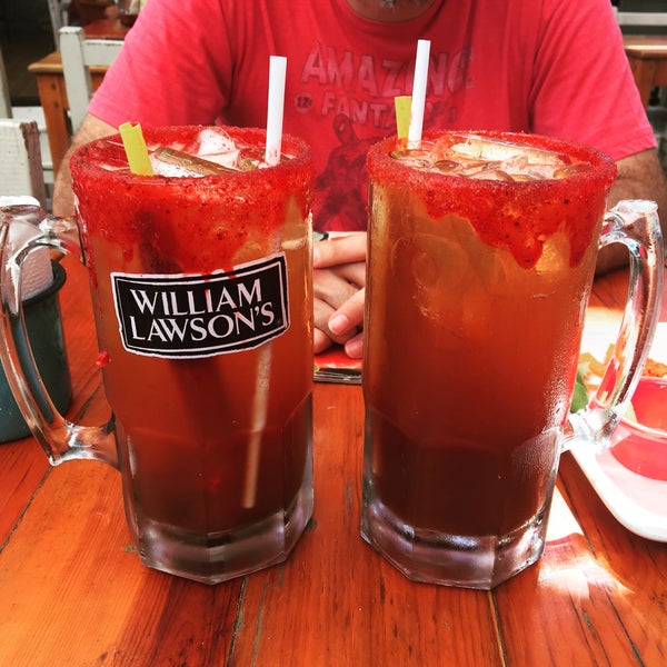 Los camarones caramelo y el chicharrón de atún están deliciosos!! Obviamente acompañados de un buen Clamato