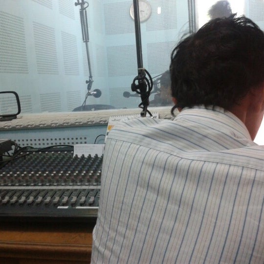 Foto diambil di Radio Serambi FM 90.2 MHz oleh Zakie A. pada 9/15/2012