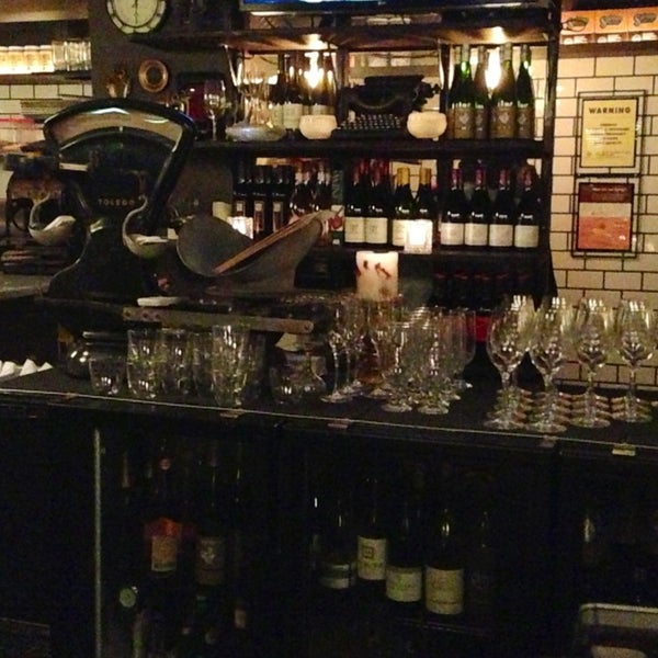 2/3/2013にKaren K.がVanguard Wine Barで撮った写真