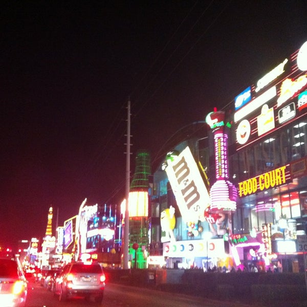 2/16/2013 tarihinde Guzel G.ziyaretçi tarafından Vegas Ink'de çekilen fotoğraf