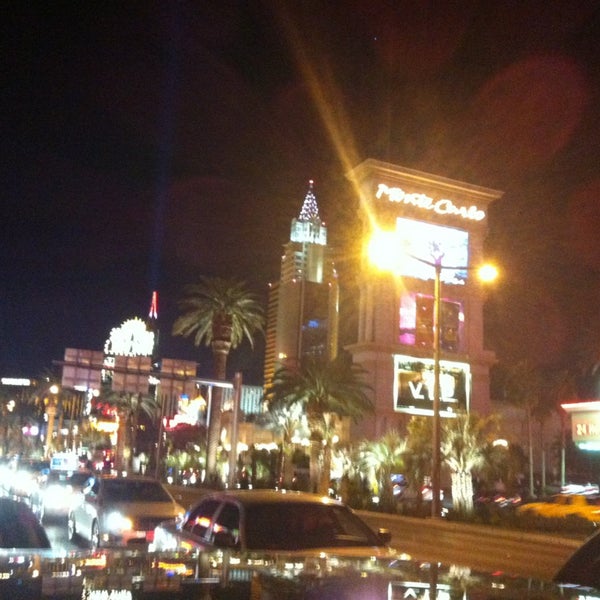 Foto scattata a Vegas Ink da Guzel G. il 2/16/2013