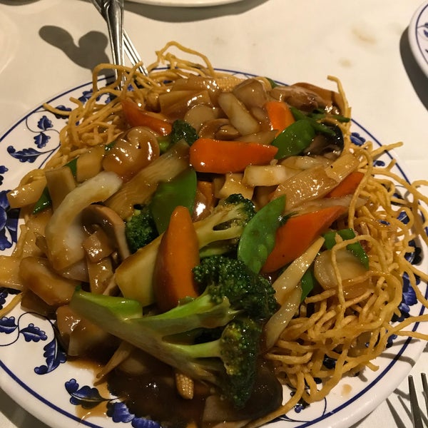 Photo taken at Yang Chow Restaurant by Leanne K. on 3/5/2018