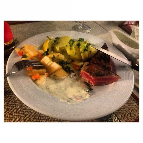 Foto diambil di Mando Steakhouse oleh Inchik💋 pada 1/14/2014